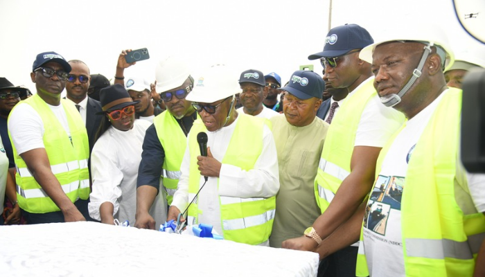 Abubakar Momoh, (Centre), Minister of Regional Development
